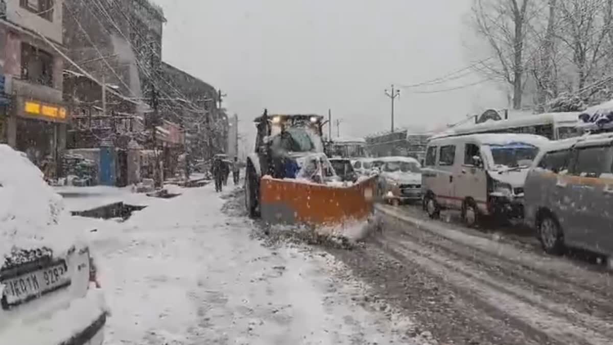 اننت ناگ میں رابطہ سڑکوں سے برف ہٹایا گیا