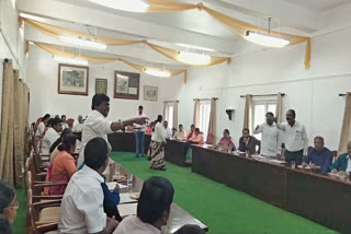 clash between DMK Congress councillor at Ooty Municipal monthly meeting