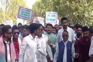 MLA Chetan Patel took to the streets with farmers