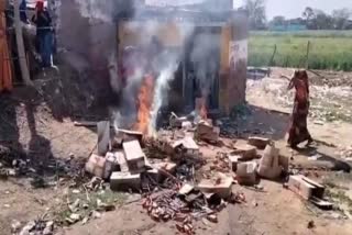 Women vandalized liquor shop Agra liquor boxes fire