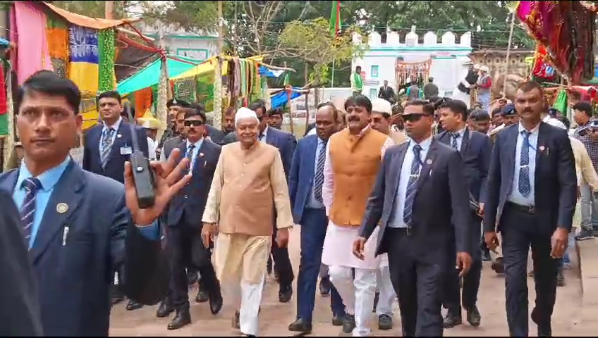 CM Nitish Reached Maner Sharif Dargah