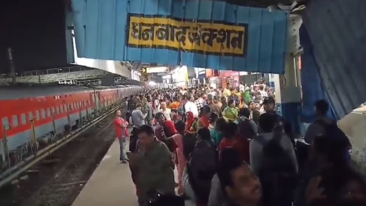 devotees-crowd-going-to-mahakumbh-at-dhanbad-railway-station