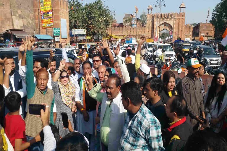 कांग्रेस का जयपुर में विरोध प्रदर्शन: कहा-बीजेपी को माफी मांगनी पड़ेगी, नहीं तो लड़ेंगे लंबी लड़ाई