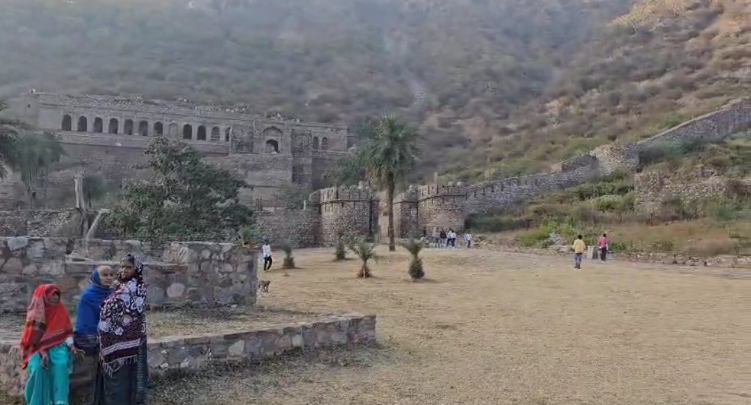 भानगढ़ किले के प्रवेश द्वार पर बना है मंदिर