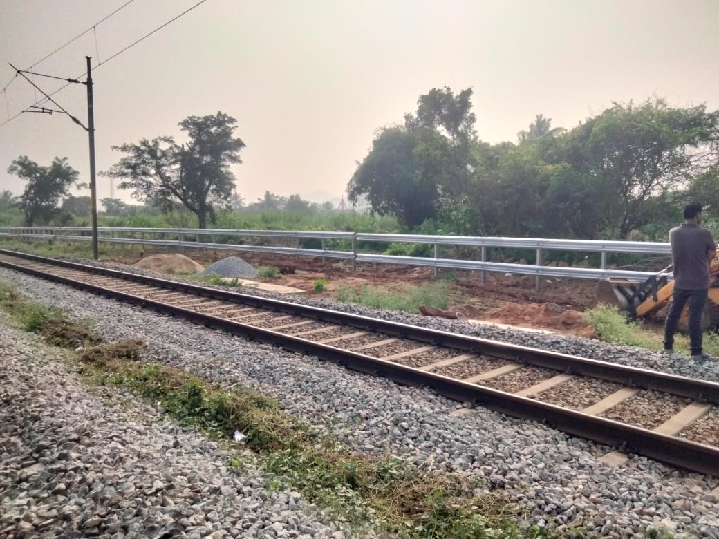 FENCING TO RAIL TRACKS