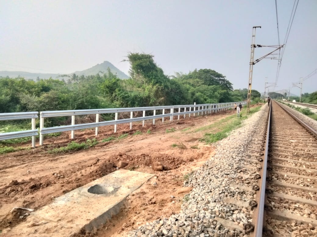 FENCING TO RAIL TRACKS