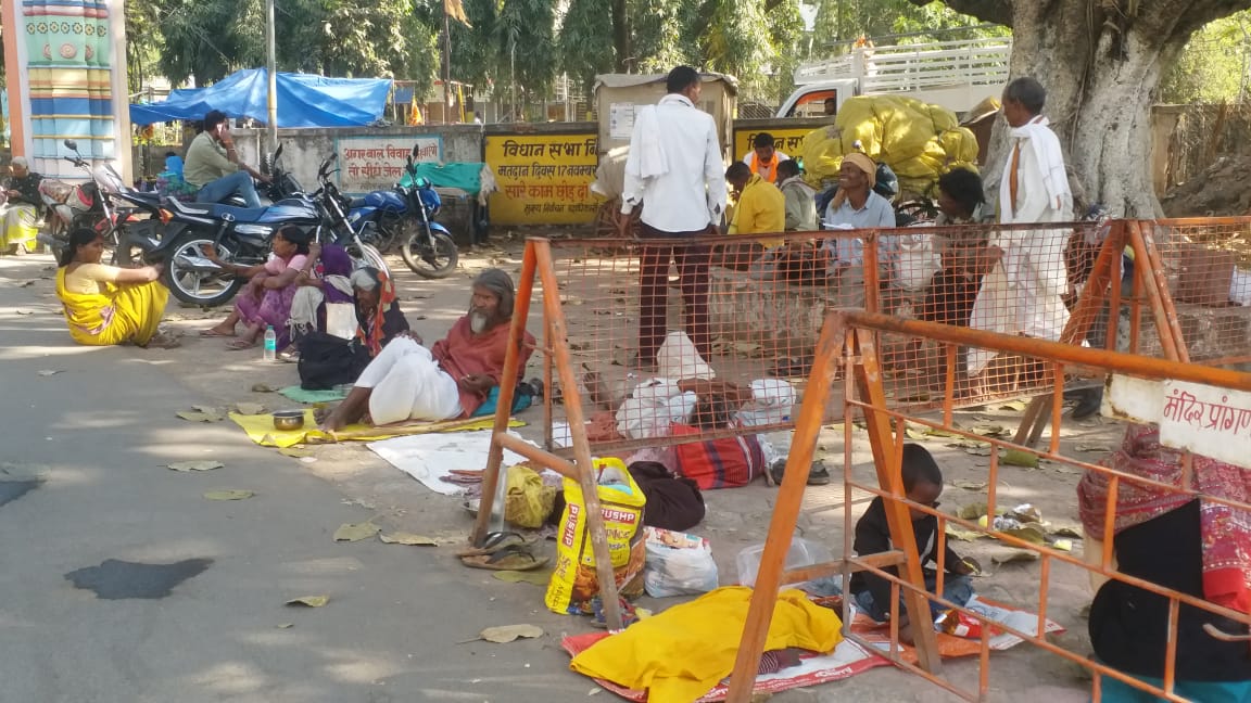 Chhindwara beggars beg in front of temple