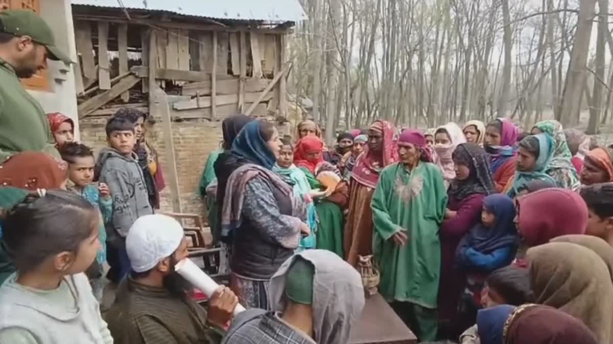 mahila-congress-organise-public-out-reach-program-at-kandizal-awantipora