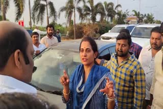 ysrcp_leaders_stopped_tdp_madhavi_car_in_gannavaram