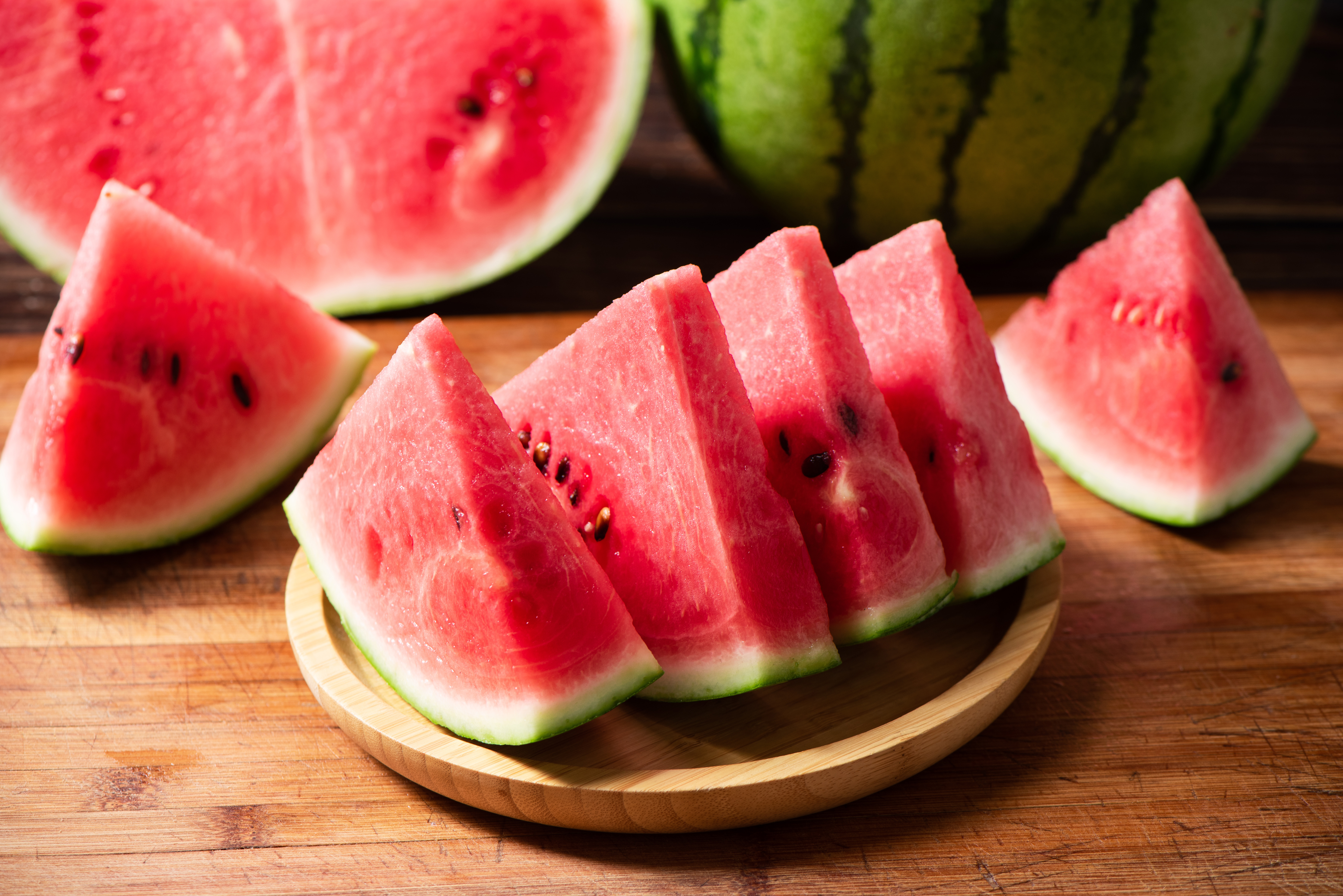 Is the watermelon red and sweet from inside or not? Follow these tricks to know