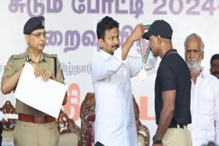 வெற்றி பெற்ற பாதுகாப்புப் படையினருக்கு பதக்கம் அணிவிக்கும் துணை முதலமைச்சர் உதயநிதி ஸ்டாலின்