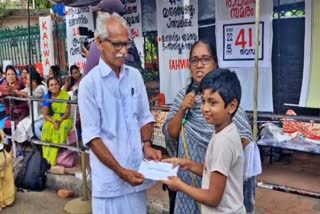 ASHA WORKERS PROTEST KERALA  GIVE SCHOLARSHIP AMOUNT TO ASHA  ASHA WORKERS HUNGER STRIKE  K MURALEEDHARAN AND V SUDHEERAN