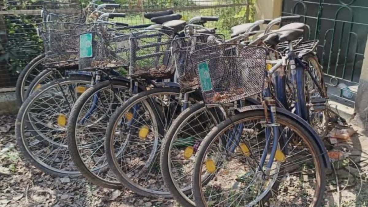 بنگال حکومت کے ذریعہ طلبا میں تقسیم کی جانے والی سائیکلیں بنگلہ دیش کے بازار فروخت ہوتی ہیں