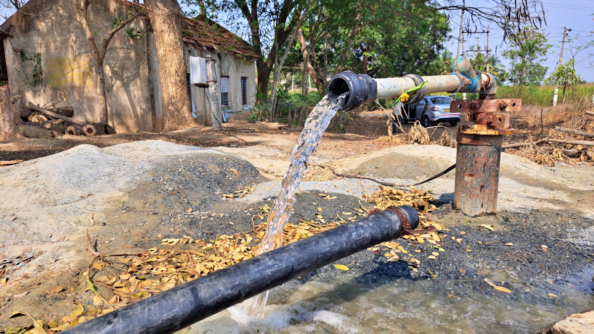 ಬೋರ್ವೆಲ್​ ಕೊರೆಯಿಸಿದ ಯುವಕರ ತಂಡ