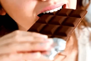 Reason behind the binging on sugary items cravings in late night