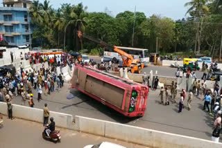 PRIVATE BUS ACCIDENT KASARAGOD  KERALA PRIVATE BUS ACCIDENTS  കാസര്‍കോട് സ്വകാര്യ ബസ് അപകടം  കാസര്‍കോട് ബസ് അപകടങ്ങള്‍