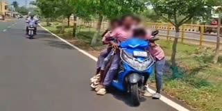 ஒரே இருசக்கர வாகனத்தில் சென்ற பள்ளி மாணவர்கள்