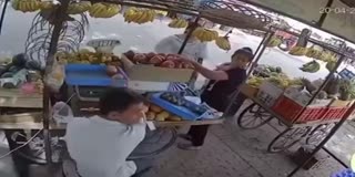 CHHATARPUR BULL ATTACKED FRUIT CART