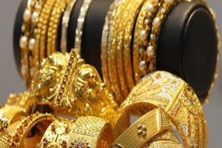 gold-futures-extend-bull-run-for-4th-day-jump-rs-1899-to-near-rs-1-lakh