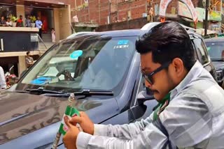 कैमूर में मंत्री के गाड़ी से जेडीयू का झंडा उखाड़ते प्रदर्शनकारी