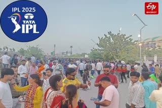 इकाना में आईपीएल मुकाबला देखने के लिए उमड़े दर्शक.