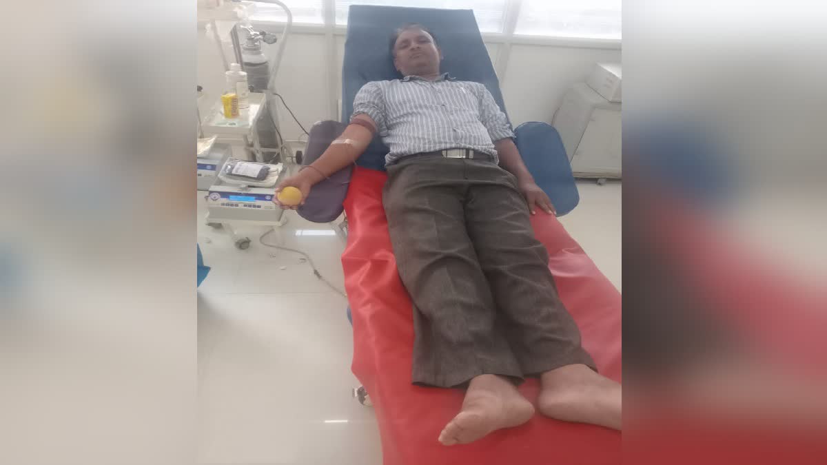 muslim-youth-donate-blood-to-anjanadri-priest-in-koppal