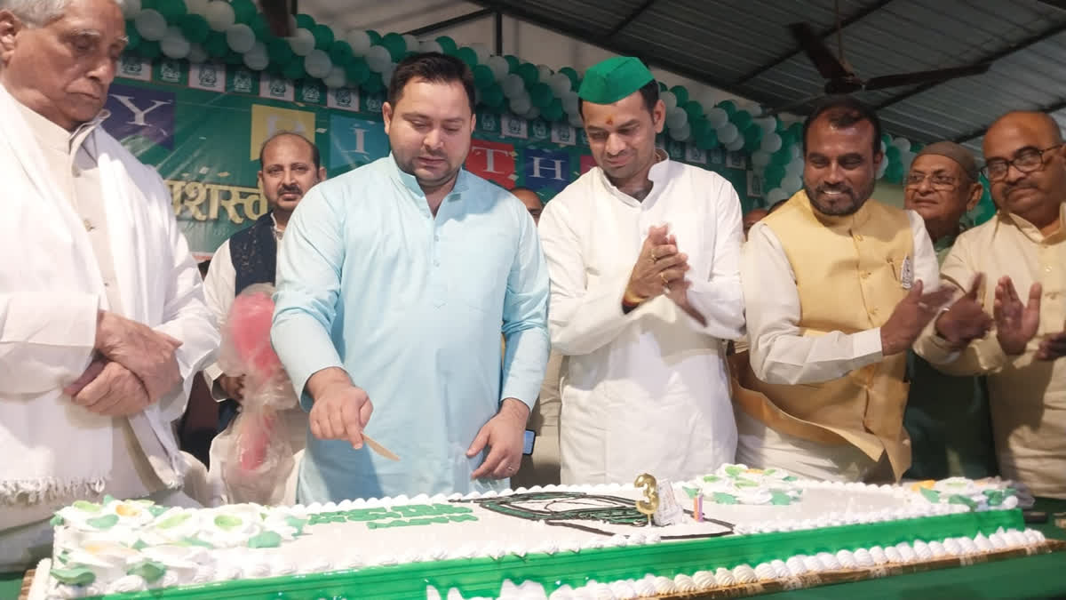 जन्मदिन पर केक काटते तेजस्वी यादव साथ में  राजद के प्रदेश अध्यक्ष जगदानंद सिंह