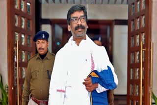 A bench of Justices Dipankar Datta and Satish Chandra Sharma pulled up former Jharkhand Chief Minister Hemant Soren for suppressing facts regarding filing of regular bail plea in trial court in a money laundering case.