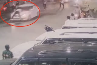 CAR OWNER JUMPED OVER STOLEN CAR  CAR THEFT IN JAIPUR  മോഷണം പോയ കാര്‍ റോഡില്‍  കാര്‍ സാഹസിക യാത്ര