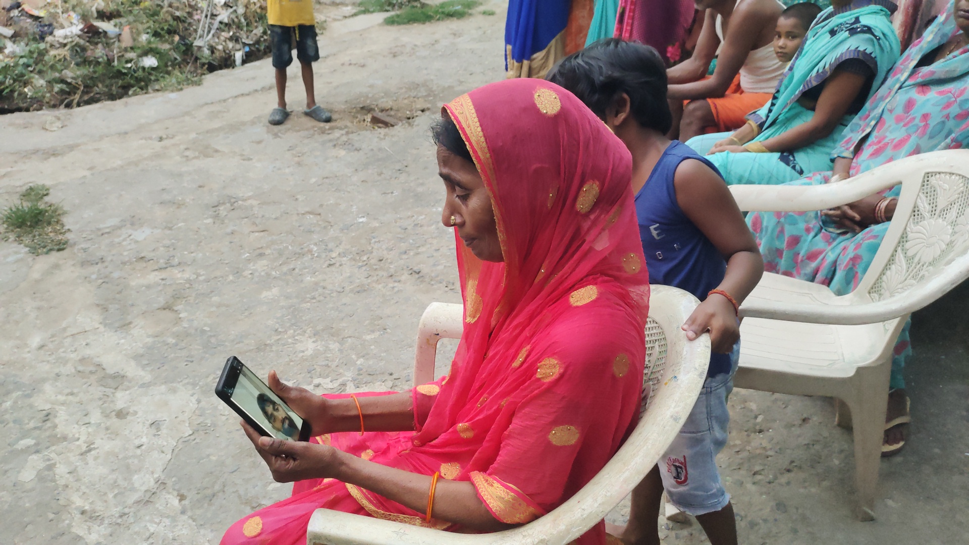 मोबाइल में गौरव की तस्करी देखती मां जगवांति देवी