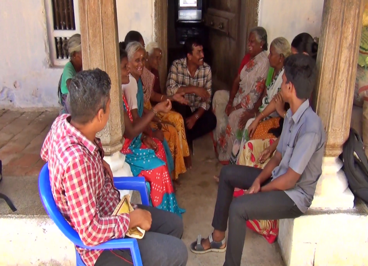 8 தலைமுறைகளாக சேர்ந்து வாழும் குடும்பத்தினர் ஒன்றாக சிரித்து பேசும் காட்சி