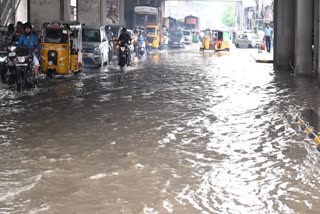 حیدرآباد میں موسلادھار بارش کے باعث سڑکیں زیر آب