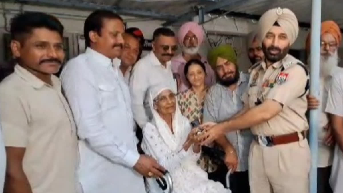 MLA Sarvjeet Kaur Manuke handed over the keys of Kothi to NRI