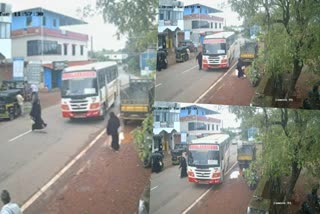 Bus accident in Karnataka  video  റോഡ് മുറിച്ച് കടക്കവേ പാഞ്ഞെത്തി ബസ്  റോഡിന് നടുവില്‍ മറിഞ്ഞ് വീണ് മധ്യവയസ്‌ക  രക്ഷപ്പെട്ടത് തലനാരിഴയ്‌ക്ക്  bus accident  news updates  latest news in Karnataka  Karnataka news updates  latest news in Karnataka  ബെംഗളൂരു വാര്‍ത്തകള്‍