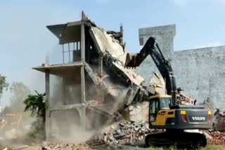 khargone charnoi land bulldozer ran on 5 houses