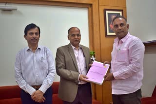 Report submitted by Administrative Reforms Commission to Minister Gundu Rao