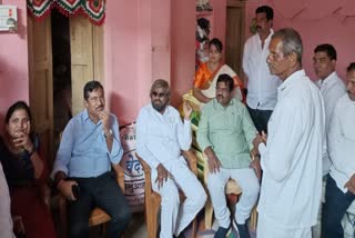 Minister Khandre visited the house of Shivaji Tomburale