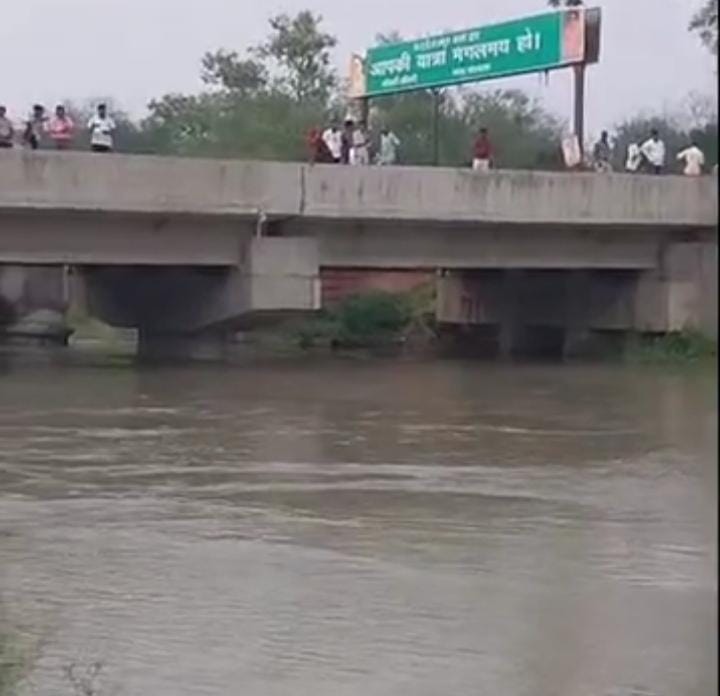 नहर में नहाने के दौरान डूबे दो दोस्त