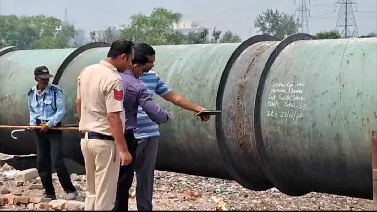 दिल्ली जल बोर्ड की पाइप लाइन से लटका मिला युवती का शव