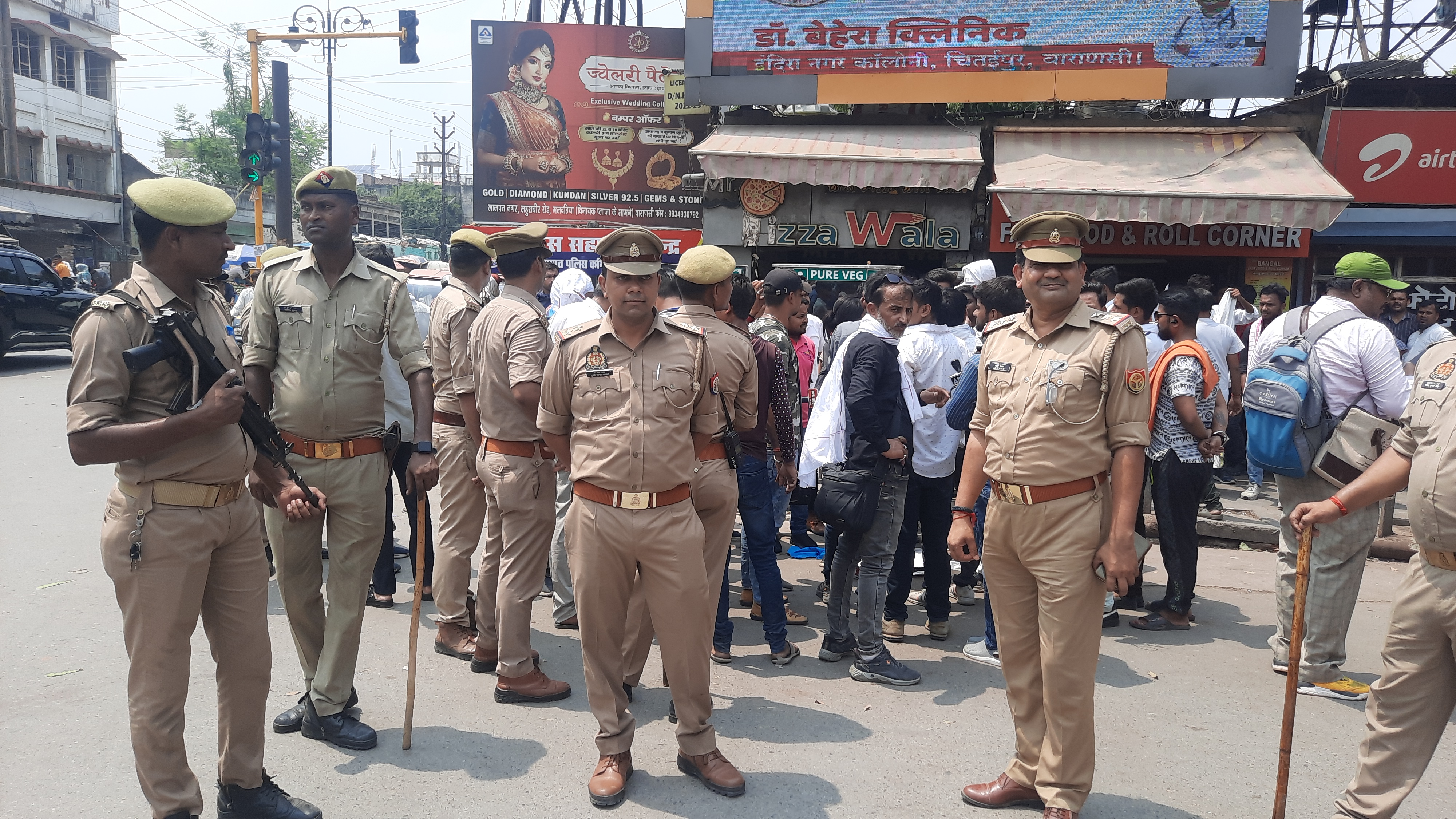 वाराणसी में विरोध प्रदर्शन के दौरान मौजूद पुलिस.