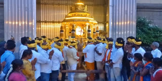 தங்கத்தேர் இழுத்து வழிபட்ட தவெக நிர்வாகிகள்