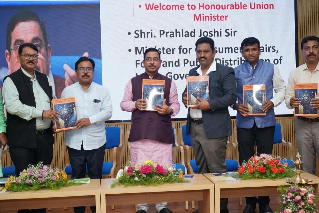 ರಾಷ್ಟ್ರ ಮಟ್ಟದ ಸಂವಾದದ ಸಮಾರೋಪ ಸಮಾರಂಭದಲ್ಲಿ ಕೇಂದ್ರ ಸಚಿವ ಜೋಶಿ ಮತ್ತು ಗಣ್ಯರು