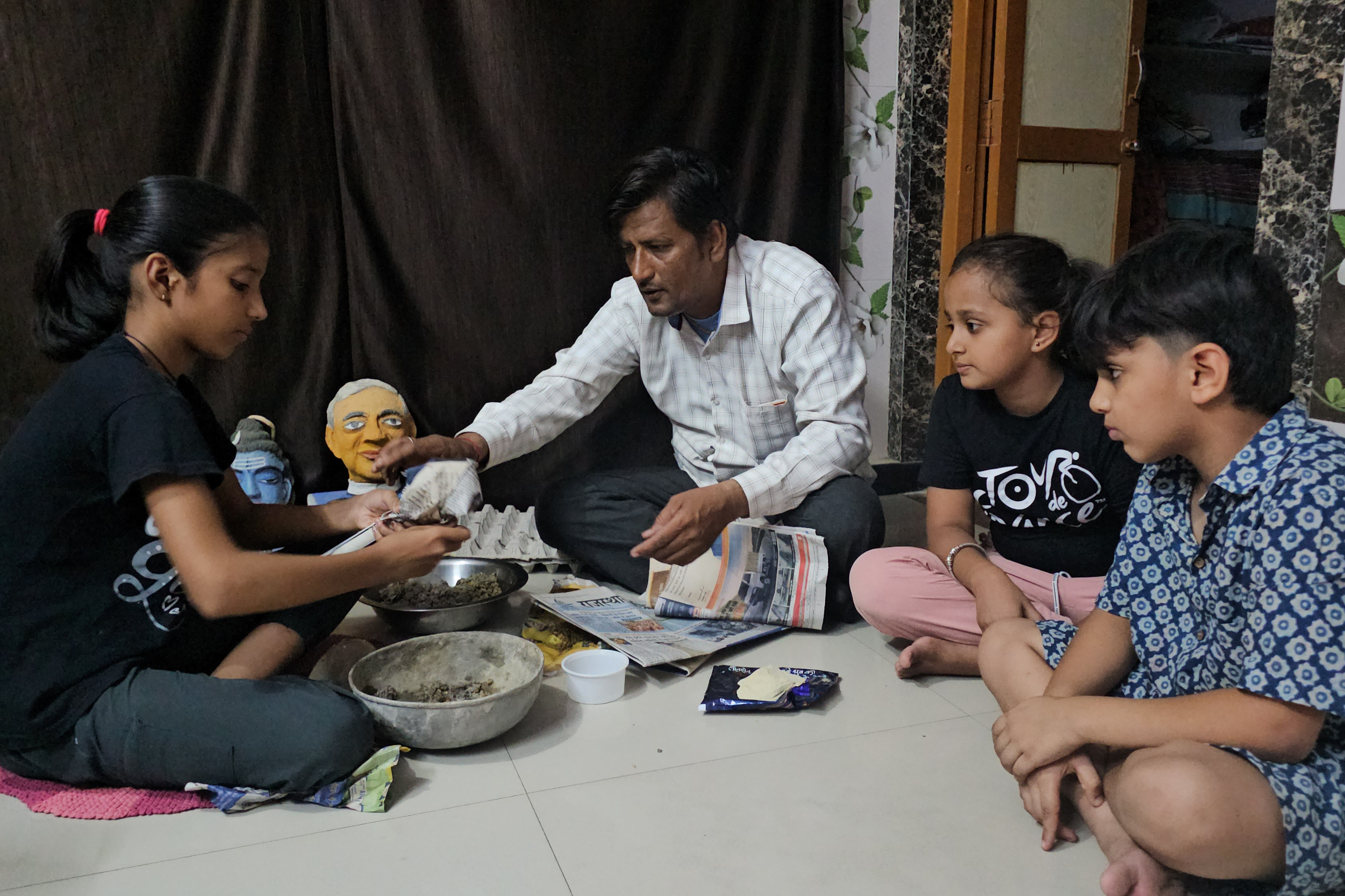 बच्चों को कला की बारीकियां समझाते गौतमचंद सोनी
