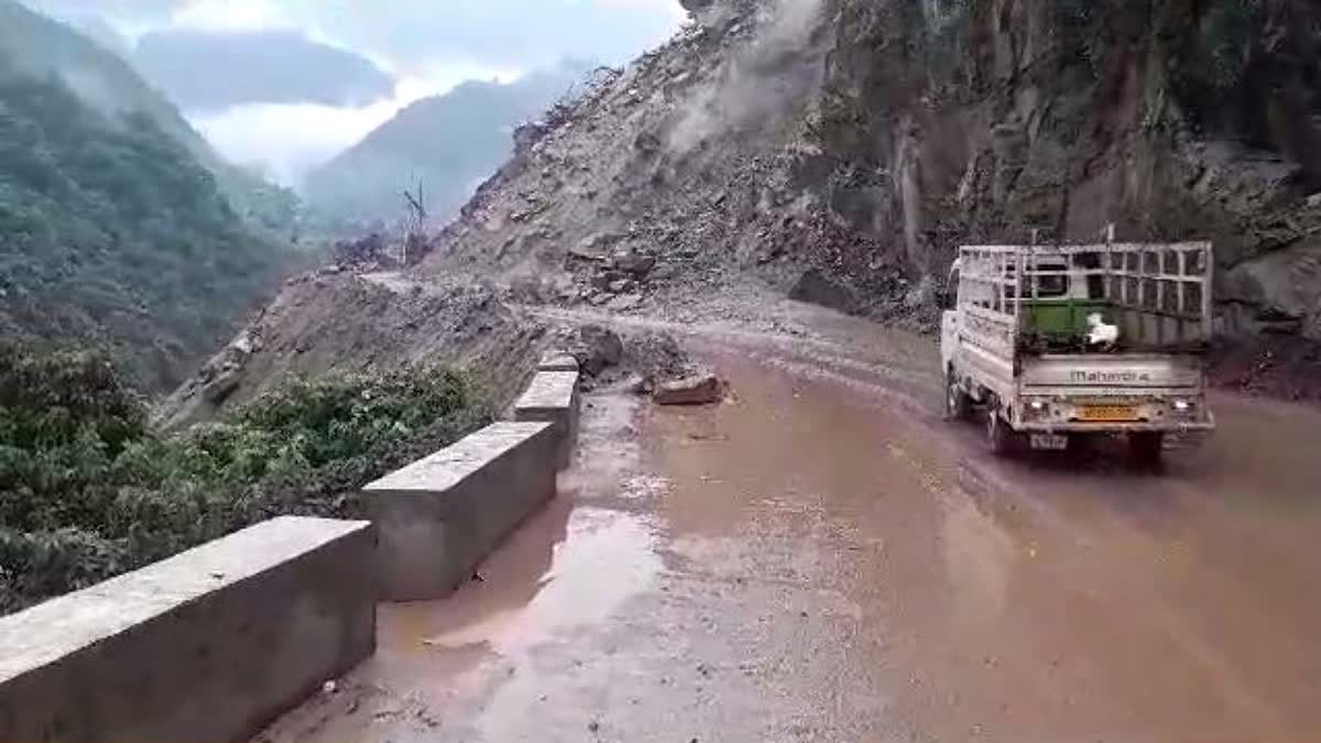 Landslide on Chandigarh Manali NH in Mandi.