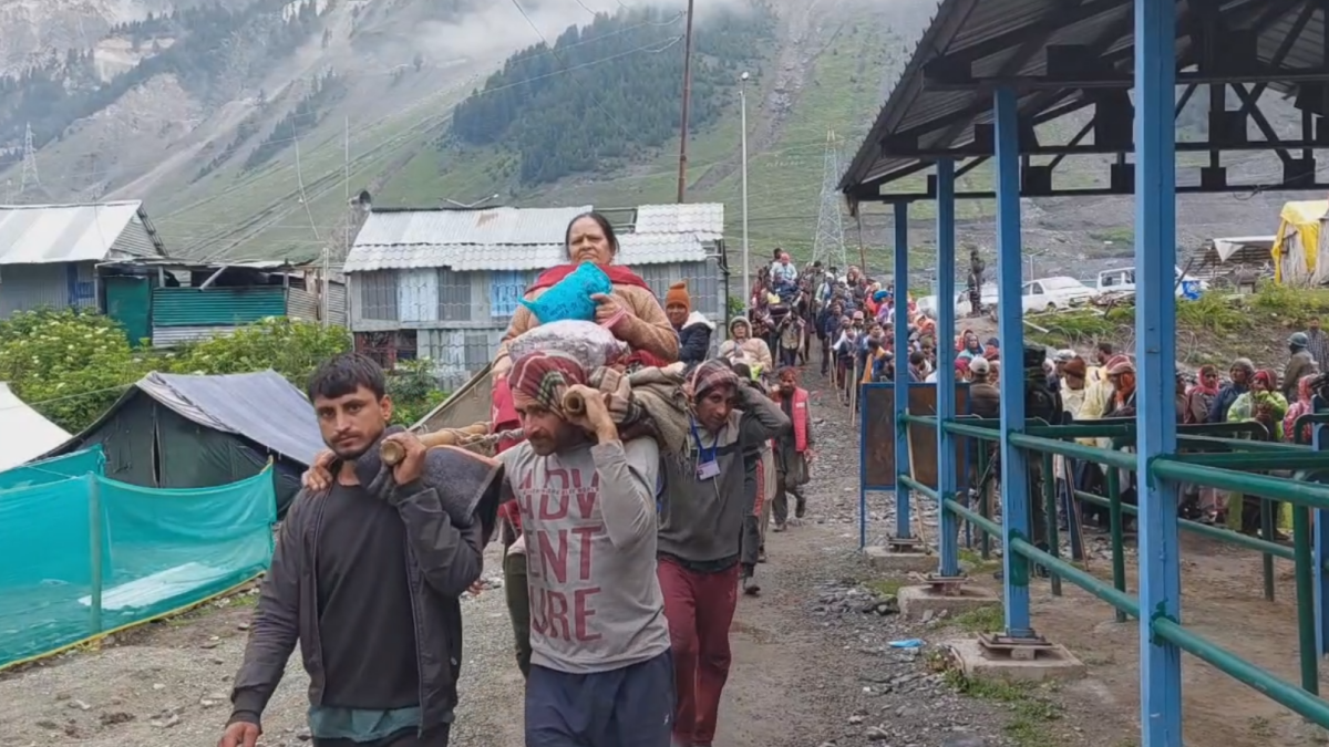 number-of-amarnath-yatra-pilgrims-crosses-3-lakh-mark-in-21-days