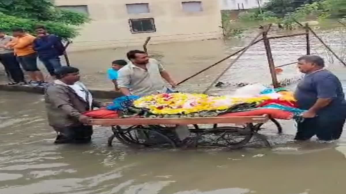 Navsari Rain : અંતિમ ક્રિયા માટે મૃતદેહને લારીમાં લઈ ગયો પરિવાર, વરસાદે શહેરમાંથી રોડ રસ્તા ગાયબ કરી નાખ્યા