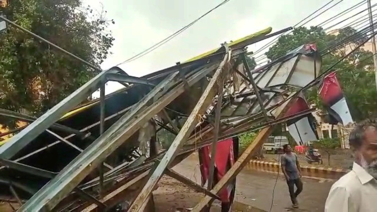 huge hoarding fell on the high tension wire