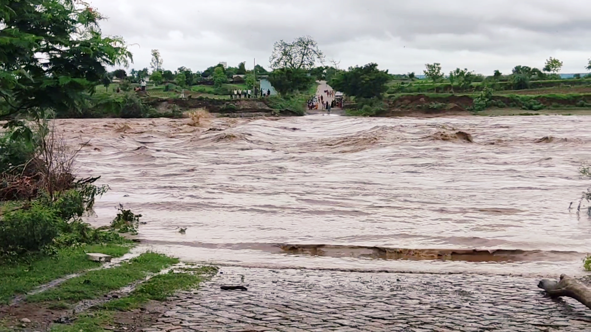 ఉప్పొంగుతున్న పెన్‌ గంగా నది