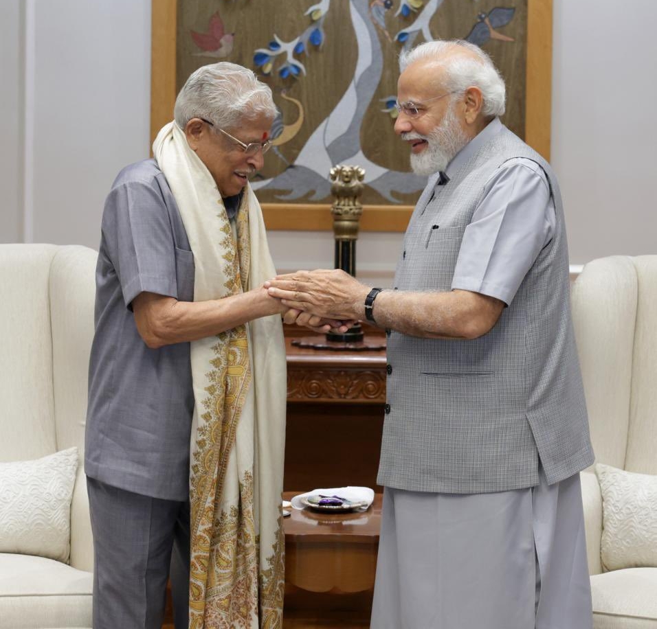 Eknath Shindhe Father with PM Modi