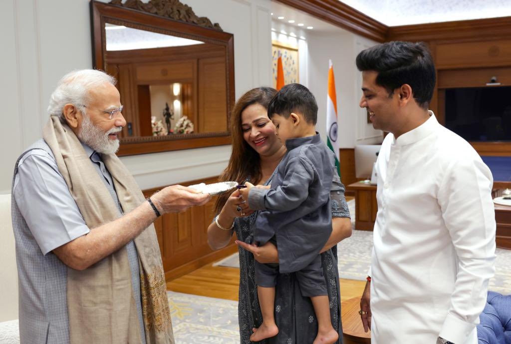 Modi with Eknath Shinde son, daughter-in-law and grandson